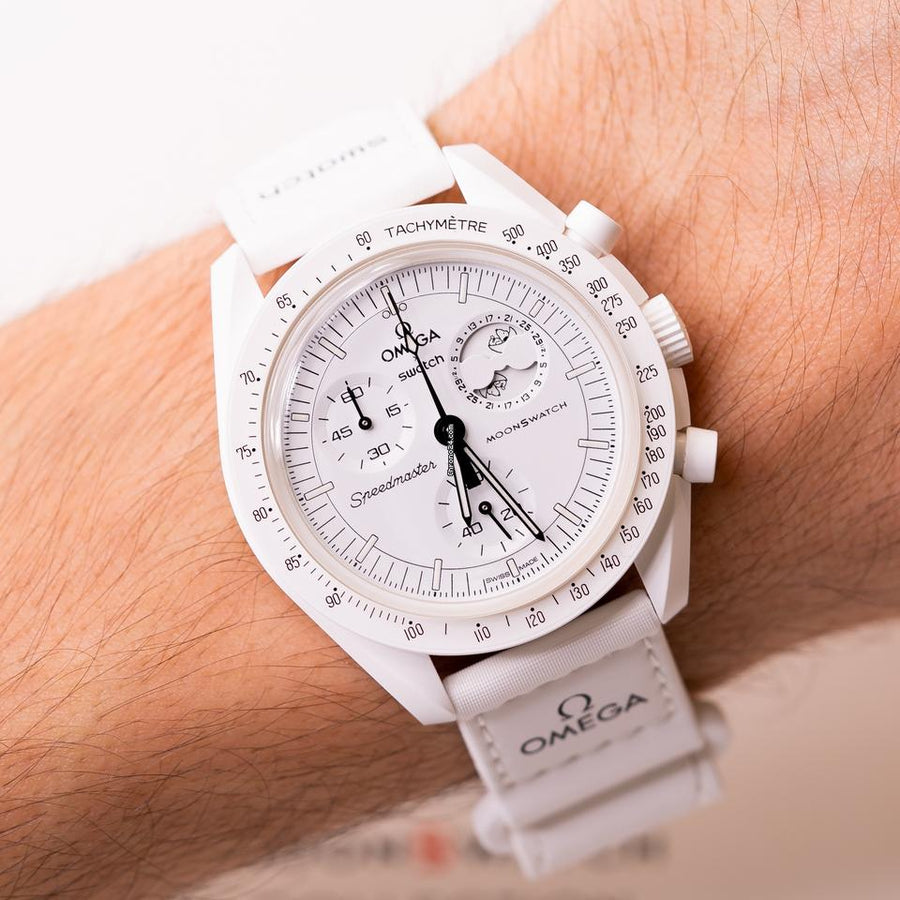 Slim Design Acetate Speed Master Watch With Polished Look