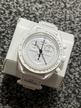 Slim Design Acetate Speed Master Watch With Polished Look